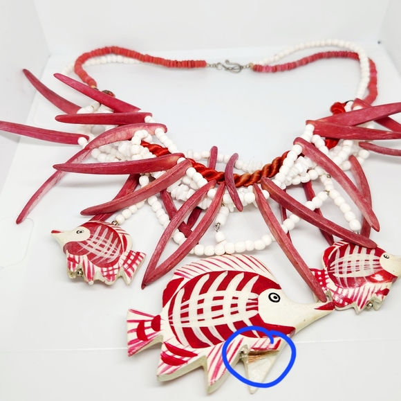 Puka Sea Shell Bead & Chip Dyed Red Coconut Painted Fish Necklace Surfer Island - Picture 8 of 8